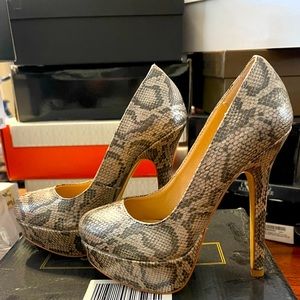 Brand new Snake print heels by Colin Stuart size 5.5